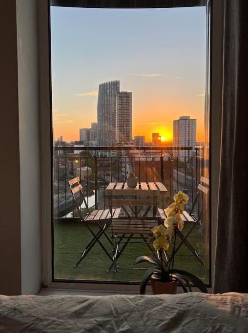 Cozy Flat With Balcony Apartment London Bagian luar foto