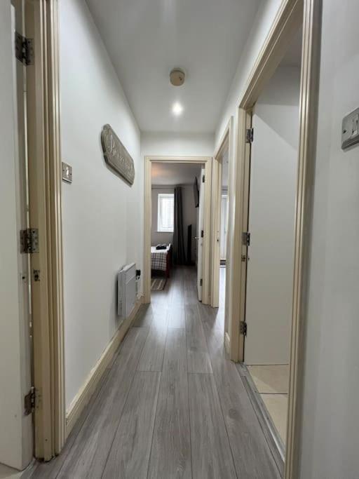 Cozy Flat With Balcony Apartment London Bagian luar foto